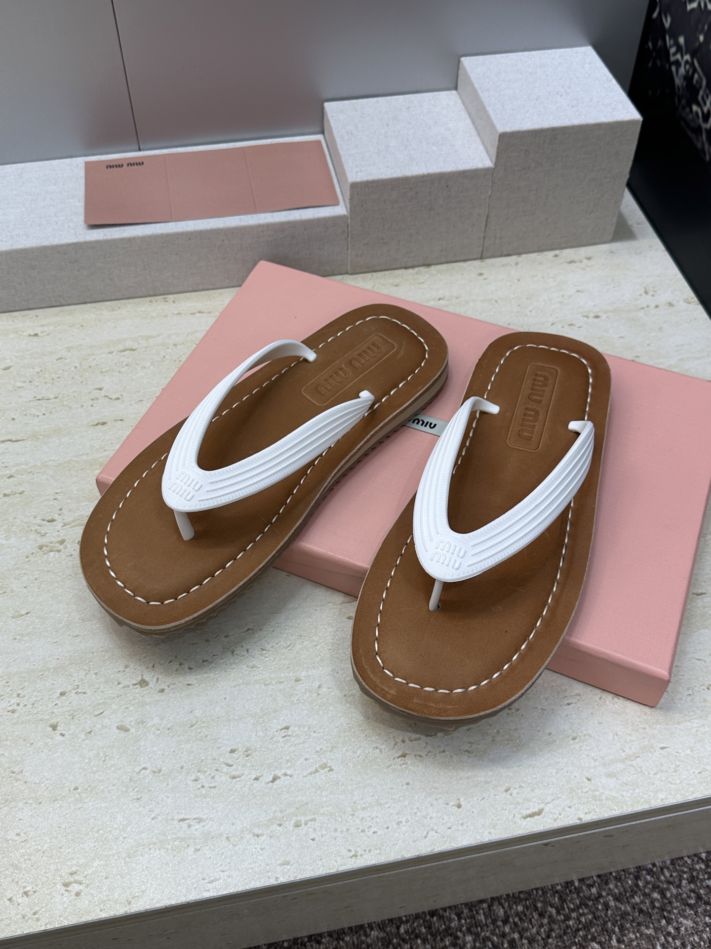 Miumiu 2026春夏新款拼色沙滩女鞋 缪缪字母logo平底圆头夹趾人字拖凉鞋材质:鞋面进口PVC科 Miumiu 2026春夏新款拼色沙滩女鞋 缪缪字母logo平底圆头夹趾人字拖凉鞋材质:鞋面进口PVC科