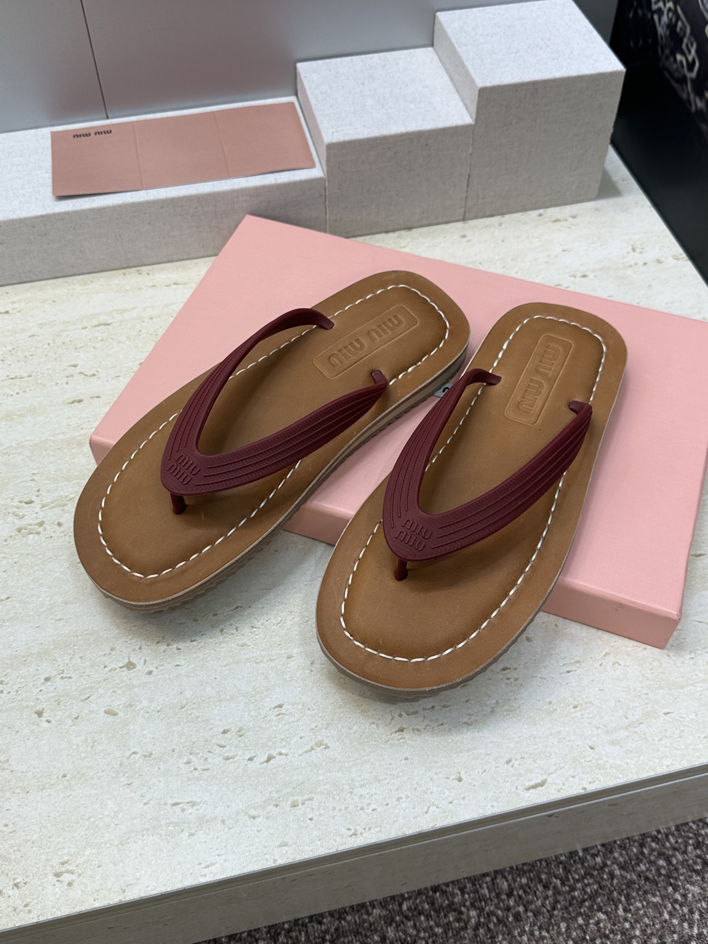 Miumiu 2026春夏新款拼色沙滩女鞋 缪缪字母logo平底圆头夹趾人字拖凉鞋材质:鞋面进口PVC科