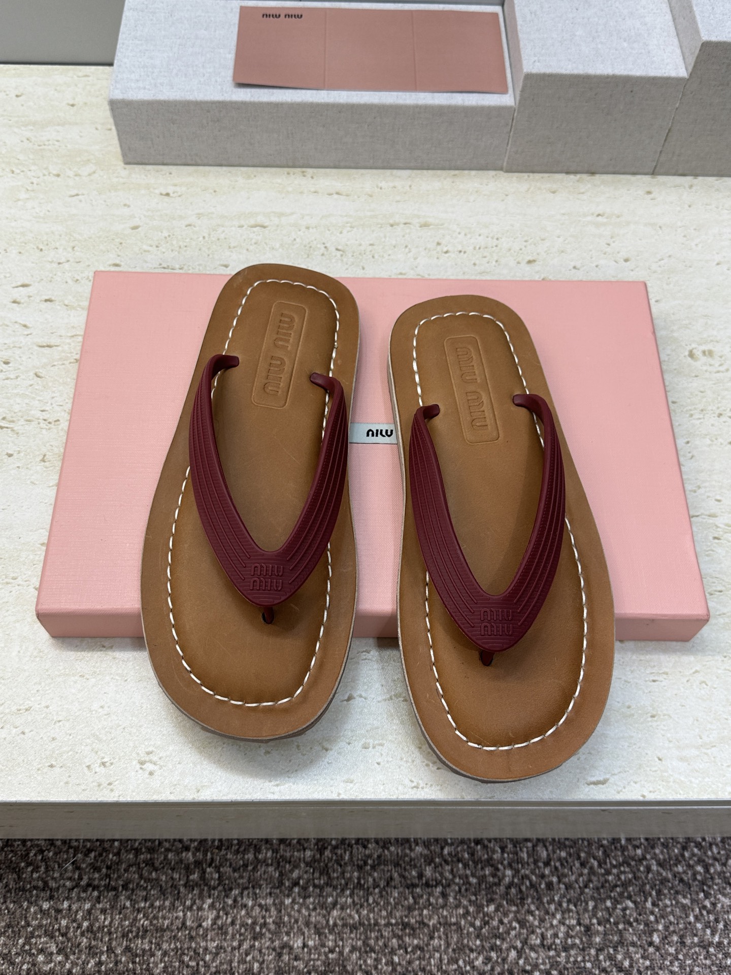 Miumiu 2026春夏新款拼色沙滩女鞋 缪缪字母logo平底圆头夹趾人字拖凉鞋材质:鞋面进口PVC科