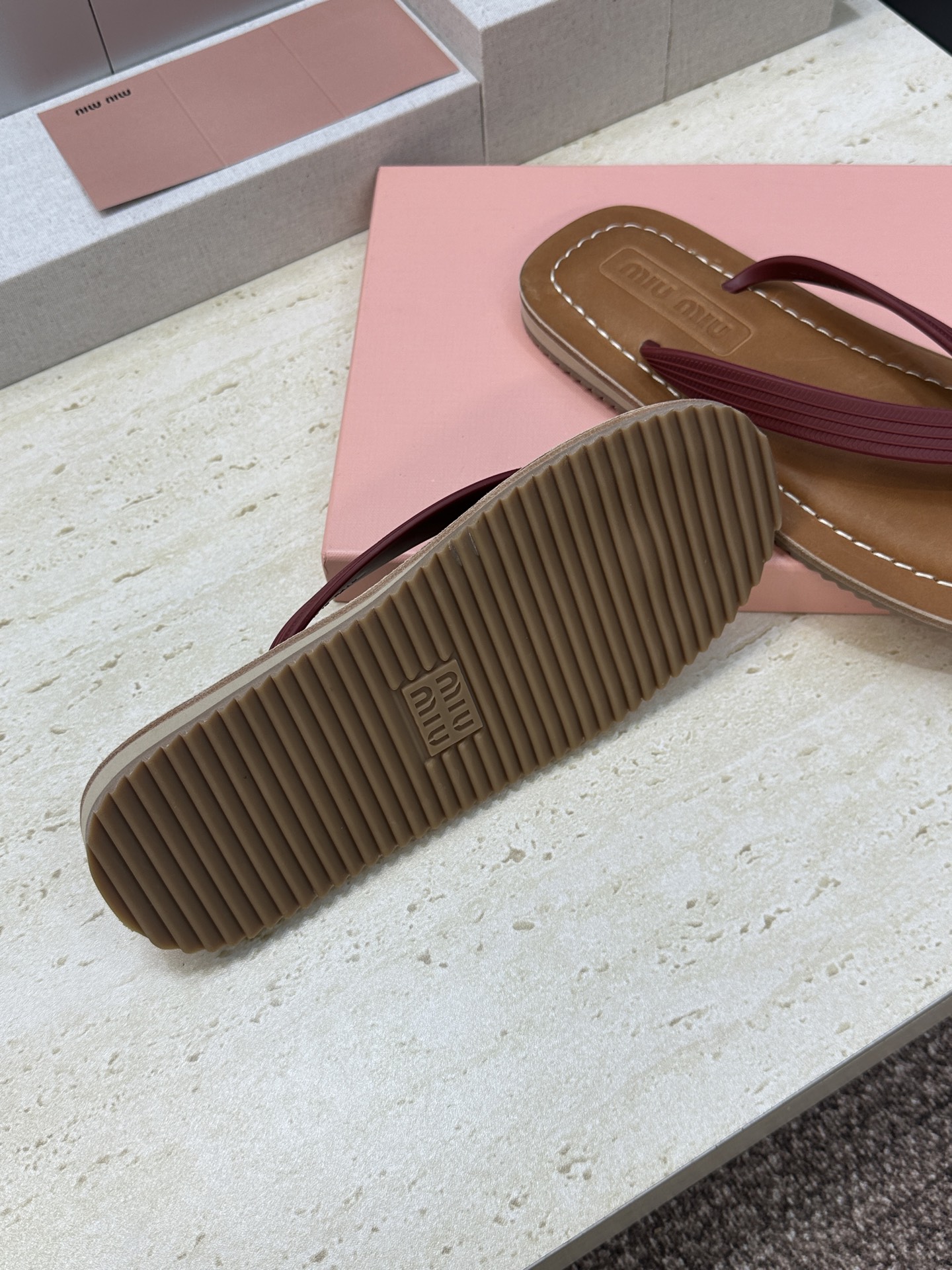 Miumiu 2026春夏新款拼色沙滩女鞋 缪缪字母logo平底圆头夹趾人字拖凉鞋材质:鞋面进口PVC科