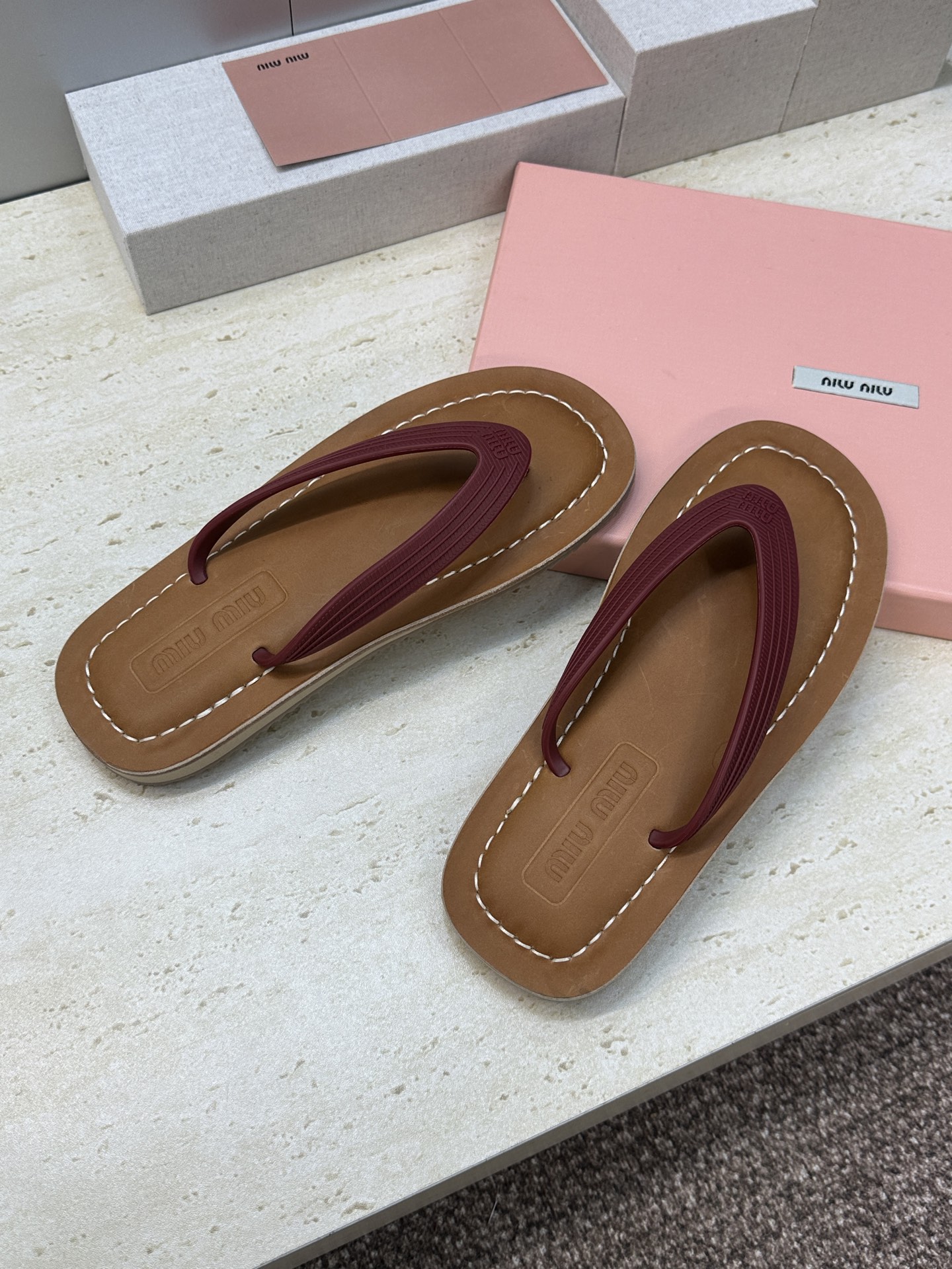 Miumiu 2026春夏新款拼色沙滩女鞋 缪缪字母logo平底圆头夹趾人字拖凉鞋材质:鞋面进口PVC科