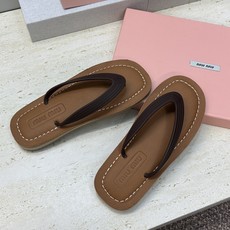 Miumiu 2026春夏新款拼色沙滩女鞋 缪缪字母logo平底圆头夹趾人字拖凉鞋材质:鞋面进口PVC科 Miumiu 2026春夏新款拼色沙滩女鞋 缪缪字母logo平底圆头夹趾人字拖凉鞋材质:鞋面进口PVC科