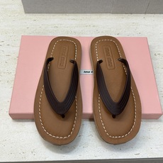 Miumiu 2026春夏新款拼色沙滩女鞋 缪缪字母logo平底圆头夹趾人字拖凉鞋材质:鞋面进口PVC科 Miumiu 2026春夏新款拼色沙滩女鞋 缪缪字母logo平底圆头夹趾人字拖凉鞋材质:鞋面进口PVC科