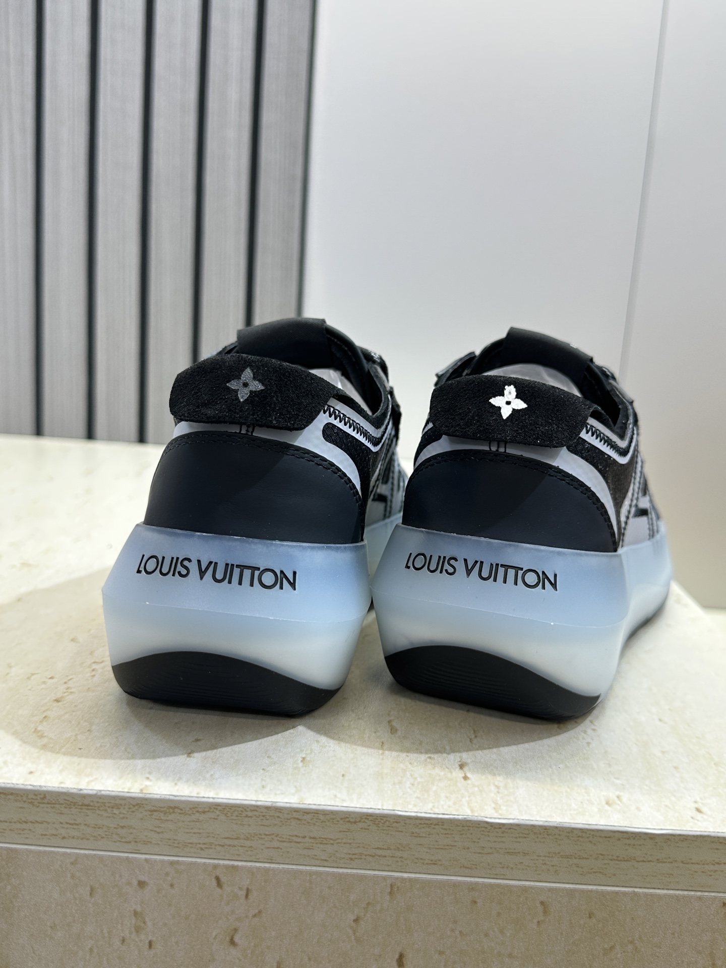莞货 代购级 Louis Vuitto*2026春夏走秀新款系带休闲运动女跑鞋 LV 字母logo厚底拼