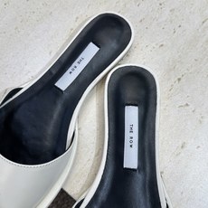 The Row 2026春夏新款果冻色女鞋 明星同款字母logo平底圆头复古穆勒凉拖鞋材质:鞋面进口羊猄 The Row 2026春夏新款果冻色女鞋 明星同款字母logo平底圆头复古穆勒凉拖鞋材质:鞋面进口羊猄