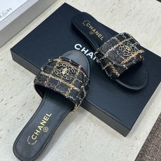 CHANEL 香奈儿2026早春新款时尚编织拼色女鞋 小香双C字母logo五金扣平底圆头露趾凉拖鞋 材 CHANEL 香奈儿2026早春新款时尚编织拼色女鞋 小香双C字母logo五金扣平底圆头露趾凉拖鞋 材