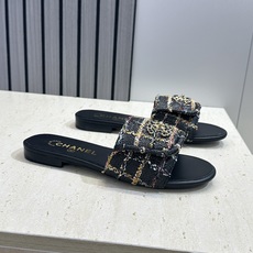 CHANEL 香奈儿2026早春新款时尚编织拼色女鞋 小香双C字母logo五金扣平底圆头露趾凉拖鞋 材 CHANEL 香奈儿2026早春新款时尚编织拼色女鞋 小香双C字母logo五金扣平底圆头露趾凉拖鞋 材