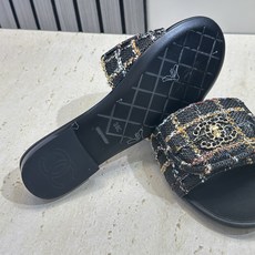 CHANEL 香奈儿2026早春新款时尚编织拼色女鞋 小香双C字母logo五金扣平底圆头露趾凉拖鞋 材 CHANEL 香奈儿2026早春新款时尚编织拼色女鞋 小香双C字母logo五金扣平底圆头露趾凉拖鞋 材