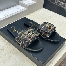 CHANEL 香奈儿2026早春新款时尚编织拼色女鞋 小香双C字母logo五金扣平底圆头露趾凉拖鞋 材 CHANEL 香奈儿2026早春新款时尚编织拼色女鞋 小香双C字母logo五金扣平底圆头露趾凉拖鞋 材