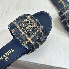 CHANEL 香奈儿2026早春新款时尚编织拼色女鞋 小香双C字母logo五金扣平底圆头露趾凉拖鞋 材 CHANEL 香奈儿2026早春新款时尚编织拼色女鞋 小香双C字母logo五金扣平底圆头露趾凉拖鞋 材
