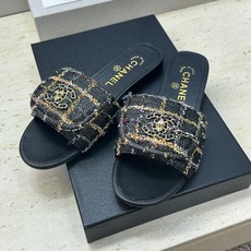 CHANEL 香奈儿2026早春新款时尚编织拼色女鞋 小香双C字母logo五金扣平底圆头露趾凉拖鞋 材 CHANEL 香奈儿2026早春新款时尚编织拼色女鞋 小香双C字母logo五金扣平底圆头露趾凉拖鞋 材