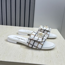 CHANEL 香奈儿2026早春新款时尚编织拼色女鞋 小香双C字母logo五金扣平底圆头露趾凉拖鞋 材 CHANEL 香奈儿2026早春新款时尚编织拼色女鞋 小香双C字母logo五金扣平底圆头露趾凉拖鞋 材
