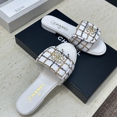 CHANEL 香奈儿2026早春新款时尚编织拼色女鞋 小香双C字母logo五金扣平底圆头露趾凉拖鞋 材 CHANEL 香奈儿2026早春新款时尚编织拼色女鞋 小香双C字母logo五金扣平底圆头露趾凉拖鞋 材