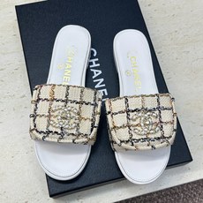 CHANEL 香奈儿2026早春新款时尚编织拼色女鞋 小香双C字母logo五金扣平底圆头露趾凉拖鞋 材 CHANEL 香奈儿2026早春新款时尚编织拼色女鞋 小香双C字母logo五金扣平底圆头露趾凉拖鞋 材