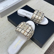 CHANEL 香奈儿2026早春新款时尚编织拼色女鞋 小香双C字母logo五金扣平底圆头露趾凉拖鞋 材 CHANEL 香奈儿2026早春新款时尚编织拼色女鞋 小香双C字母logo五金扣平底圆头露趾凉拖鞋 材