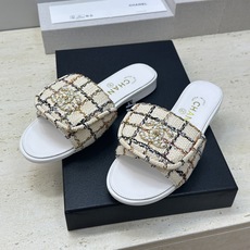 CHANEL 香奈儿2026早春新款时尚编织拼色女鞋 小香双C字母logo五金扣平底圆头露趾凉拖鞋 材 CHANEL 香奈儿2026早春新款时尚编织拼色女鞋 小香双C字母logo五金扣平底圆头露趾凉拖鞋 材