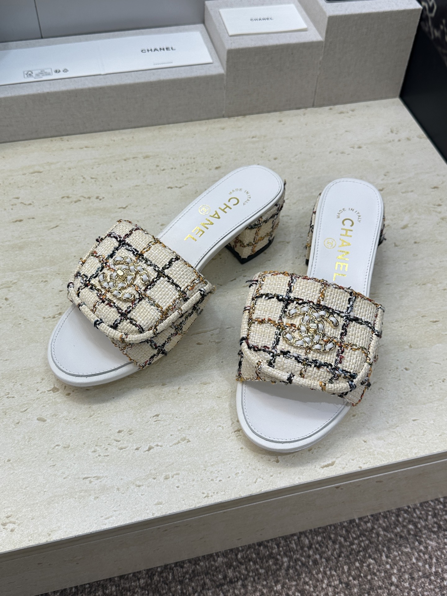 CHANEL 香奈儿2026早春新款时尚编织拼色女鞋  小香双C字母logo五金扣粗跟圆头露趾凉拖鞋 材