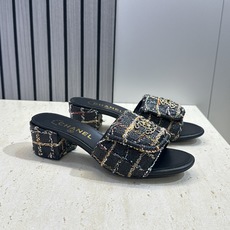 CHANEL 香奈儿2026早春新款时尚编织拼色女鞋 小香双C字母logo五金扣粗跟圆头露趾凉拖鞋 材 CHANEL 香奈儿2026早春新款时尚编织拼色女鞋 小香双C字母logo五金扣粗跟圆头露趾凉拖鞋 材