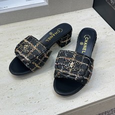 CHANEL 香奈儿2026早春新款时尚编织拼色女鞋 小香双C字母logo五金扣粗跟圆头露趾凉拖鞋 材 CHANEL 香奈儿2026早春新款时尚编织拼色女鞋 小香双C字母logo五金扣粗跟圆头露趾凉拖鞋 材
