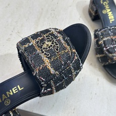 CHANEL 香奈儿2026早春新款时尚编织拼色女鞋 小香双C字母logo五金扣粗跟圆头露趾凉拖鞋 材 CHANEL 香奈儿2026早春新款时尚编织拼色女鞋 小香双C字母logo五金扣粗跟圆头露趾凉拖鞋 材