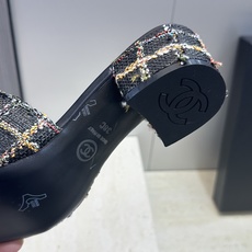 CHANEL 香奈儿2026早春新款时尚编织拼色女鞋 小香双C字母logo五金扣粗跟圆头露趾凉拖鞋 材 CHANEL 香奈儿2026早春新款时尚编织拼色女鞋 小香双C字母logo五金扣粗跟圆头露趾凉拖鞋 材