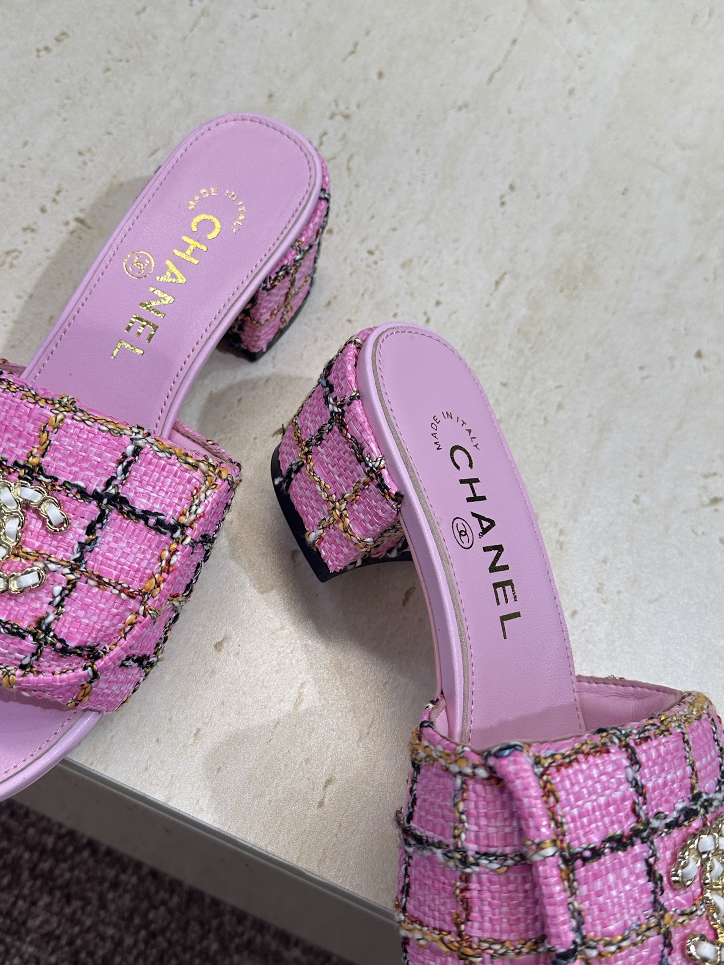 CHANEL 香奈儿2026早春新款时尚编织拼色女鞋  小香双C字母logo五金扣粗跟圆头露趾凉拖鞋 材
