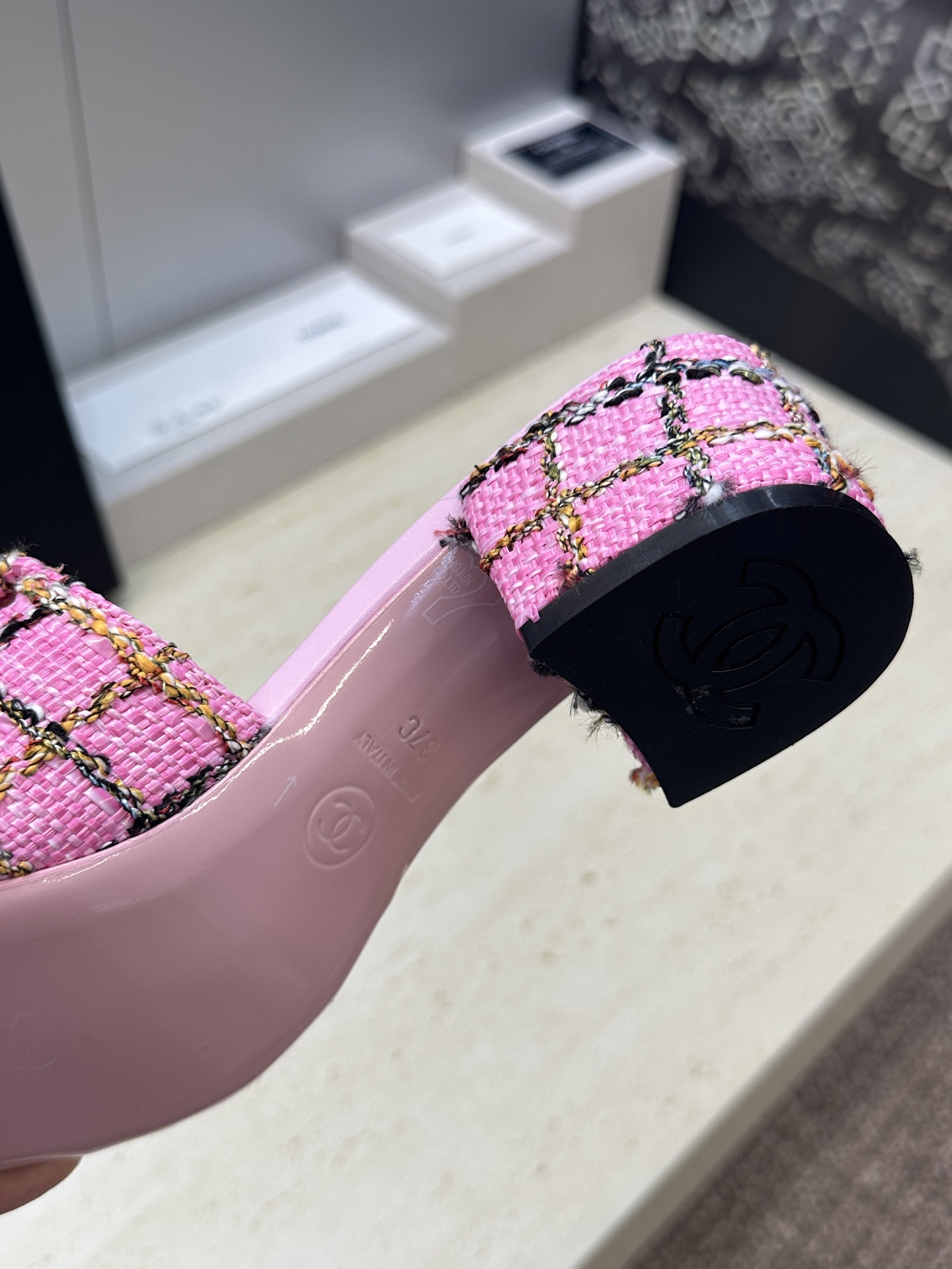 CHANEL 香奈儿2026早春新款时尚编织拼色女鞋  小香双C字母logo五金扣粗跟圆头露趾凉拖鞋 材