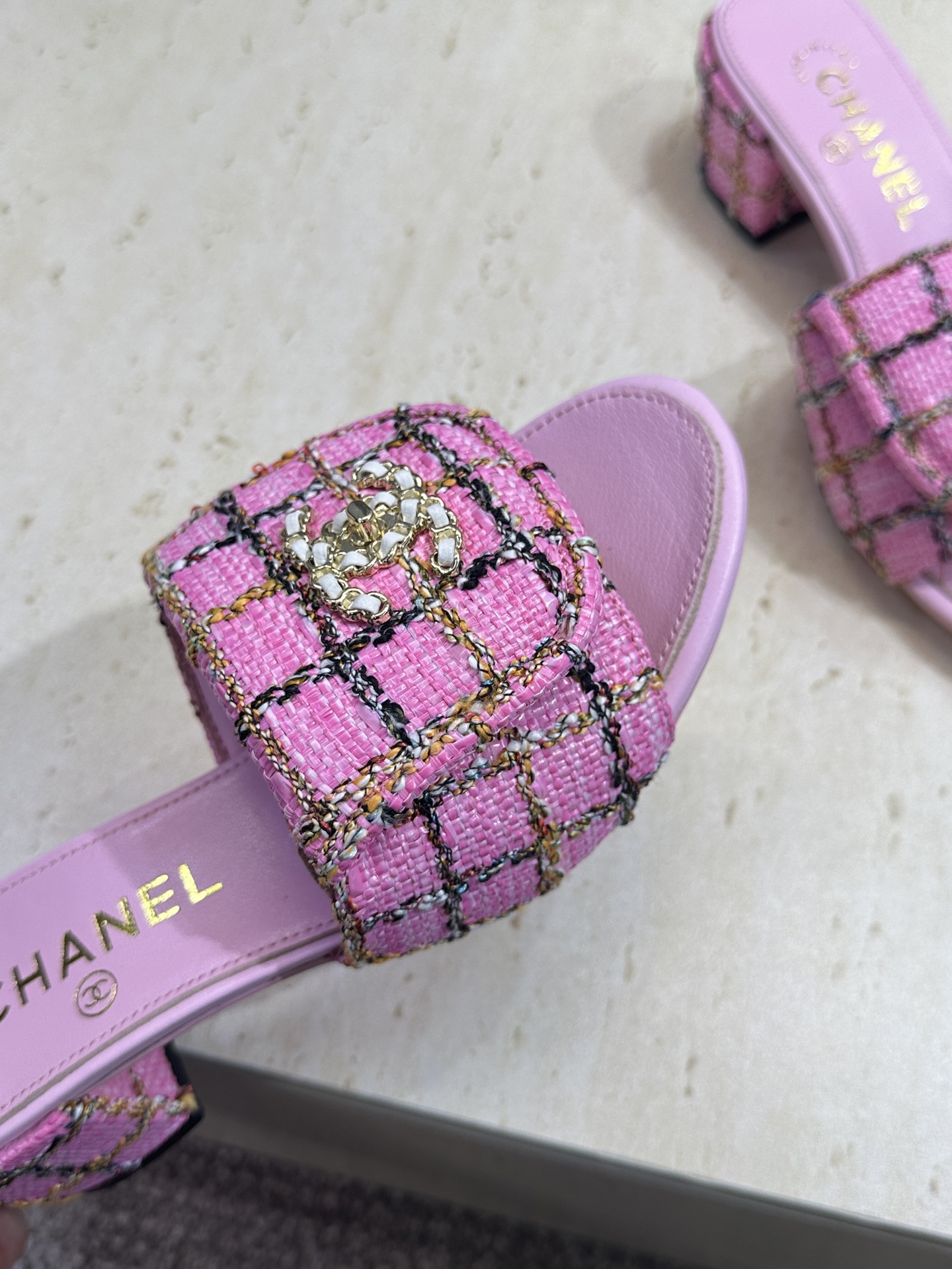 CHANEL 香奈儿2026早春新款时尚编织拼色女鞋  小香双C字母logo五金扣粗跟圆头露趾凉拖鞋 材