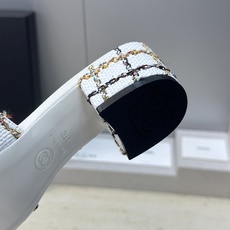 CHANEL 香奈儿2026早春新款时尚编织拼色女鞋 小香双C字母logo五金扣粗跟圆头露趾凉拖鞋 材 CHANEL 香奈儿2026早春新款时尚编织拼色女鞋 小香双C字母logo五金扣粗跟圆头露趾凉拖鞋 材
