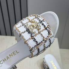 CHANEL 香奈儿2026早春新款时尚编织拼色女鞋 小香双C字母logo五金扣粗跟圆头露趾凉拖鞋 材 CHANEL 香奈儿2026早春新款时尚编织拼色女鞋 小香双C字母logo五金扣粗跟圆头露趾凉拖鞋 材
