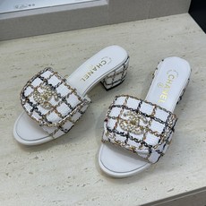 CHANEL 香奈儿2026早春新款时尚编织拼色女鞋 小香双C字母logo五金扣粗跟圆头露趾凉拖鞋 材 CHANEL 香奈儿2026早春新款时尚编织拼色女鞋 小香双C字母logo五金扣粗跟圆头露趾凉拖鞋 材