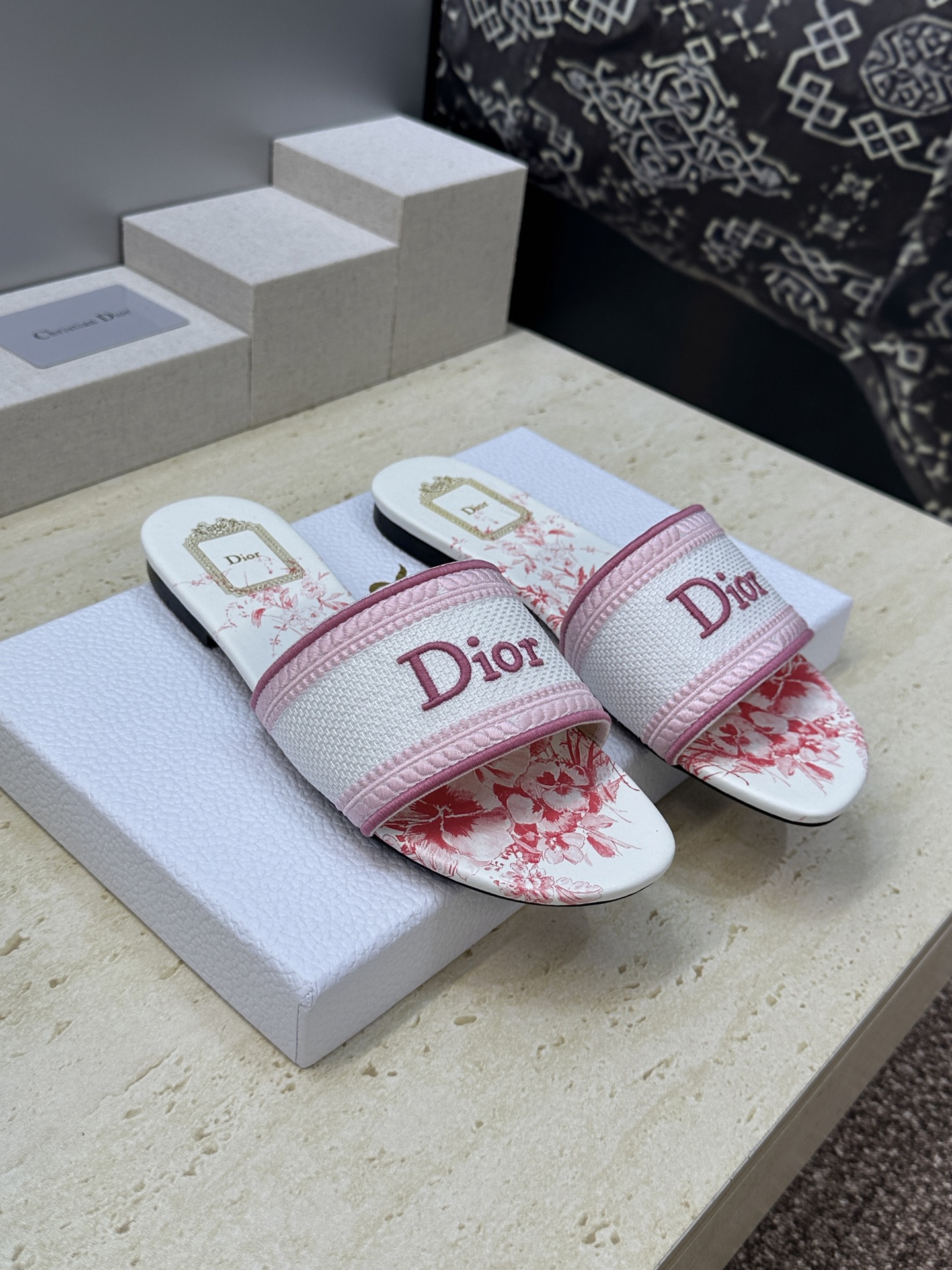 平底/迪奥 Dior 春夏新款 DWAY 一字拖女鞋 CD字母logo立体刺绣平底凉鞋 圆头粗跟果冻色露