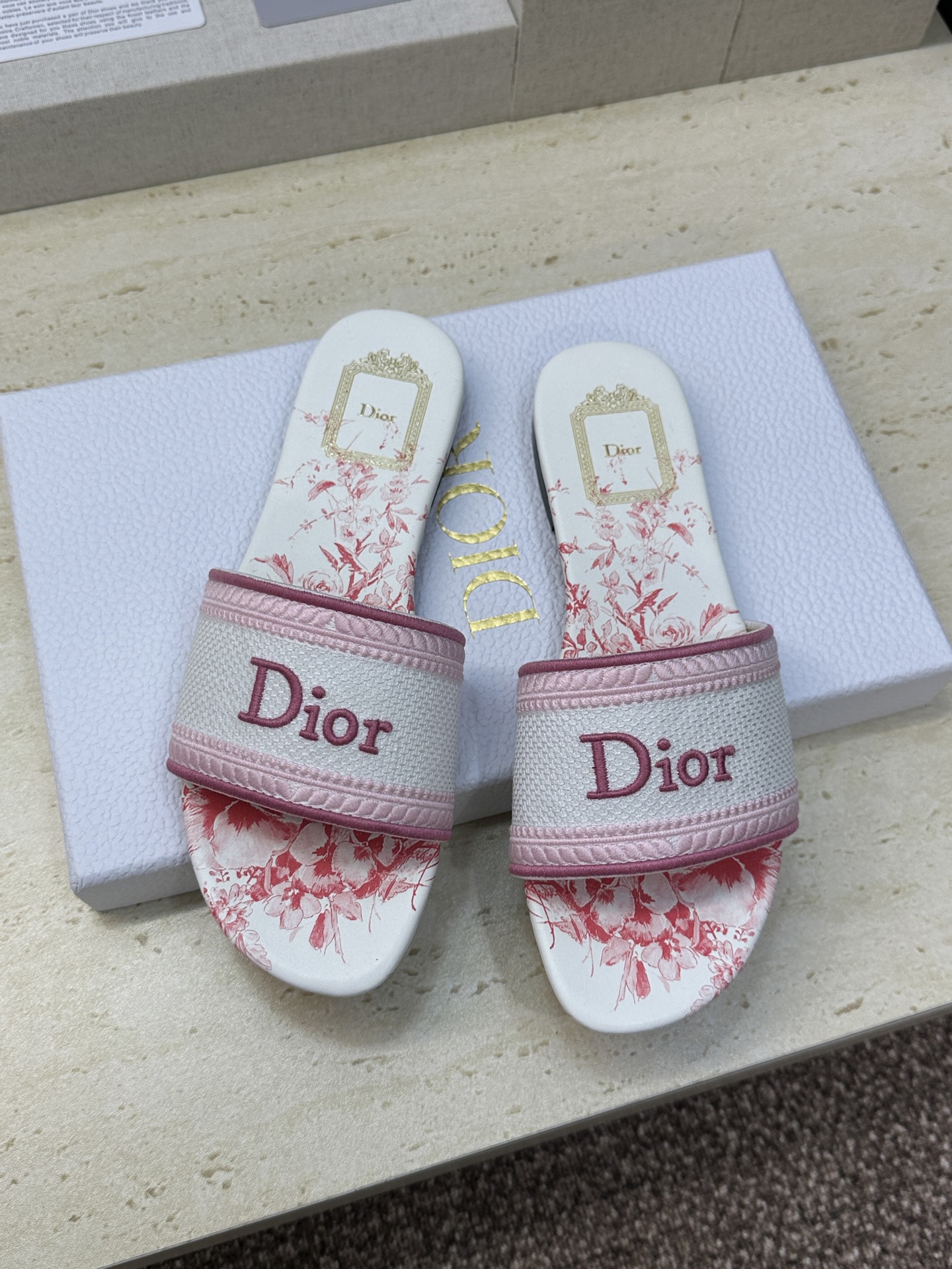 平底/迪奥 Dior 春夏新款 DWAY 一字拖女鞋 CD字母logo立体刺绣平底凉鞋 圆头粗跟果冻色露