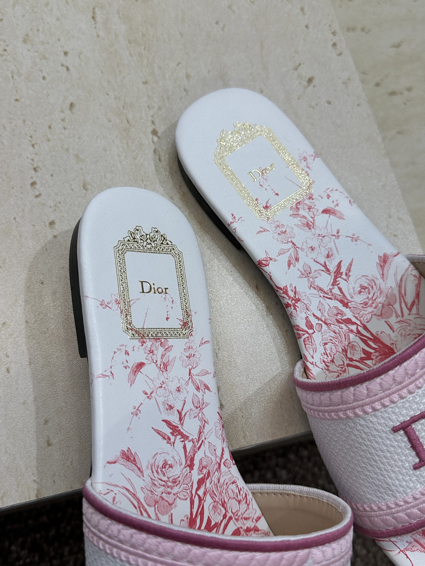 平底/迪奥 Dior 春夏新款 DWAY 一字拖女鞋 CD字母logo立体刺绣平底凉鞋 圆头粗跟果冻色露
