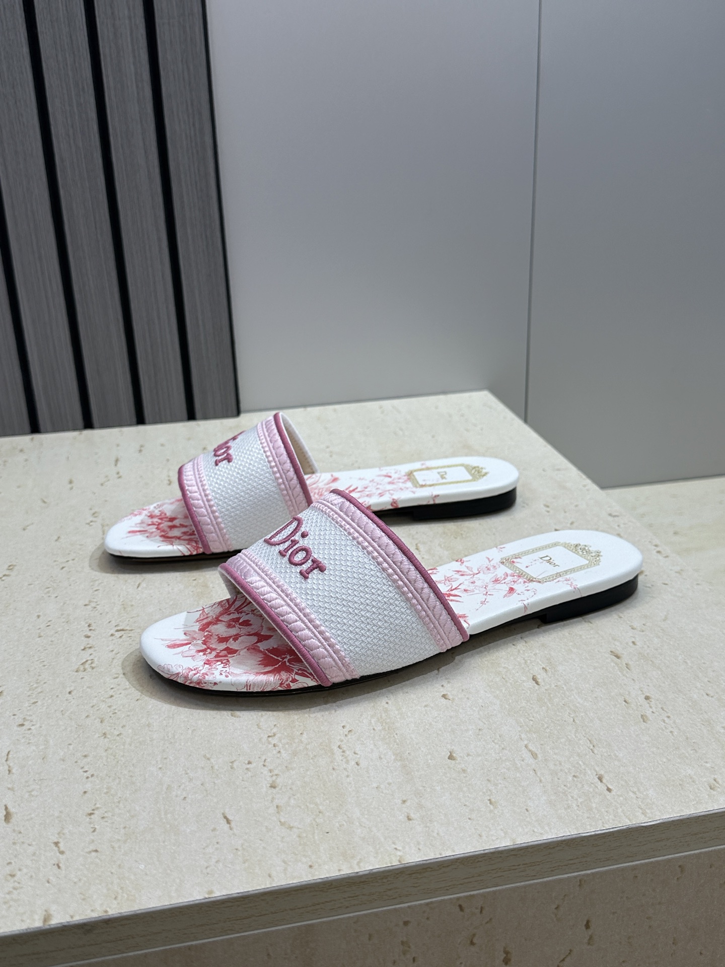 平底/迪奥 Dior 春夏新款 DWAY 一字拖女鞋 CD字母logo立体刺绣平底凉鞋 圆头粗跟果冻色露