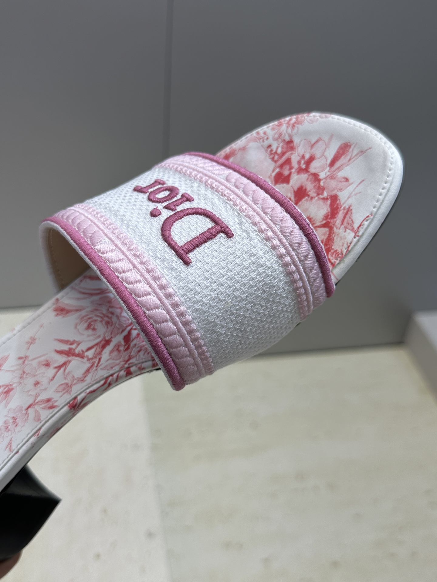 粗跟迪奥 Dior 春夏新款 DWAY 一字拖女鞋 CD字母logo立体刺绣平底凉鞋 圆头粗跟果冻色露跟