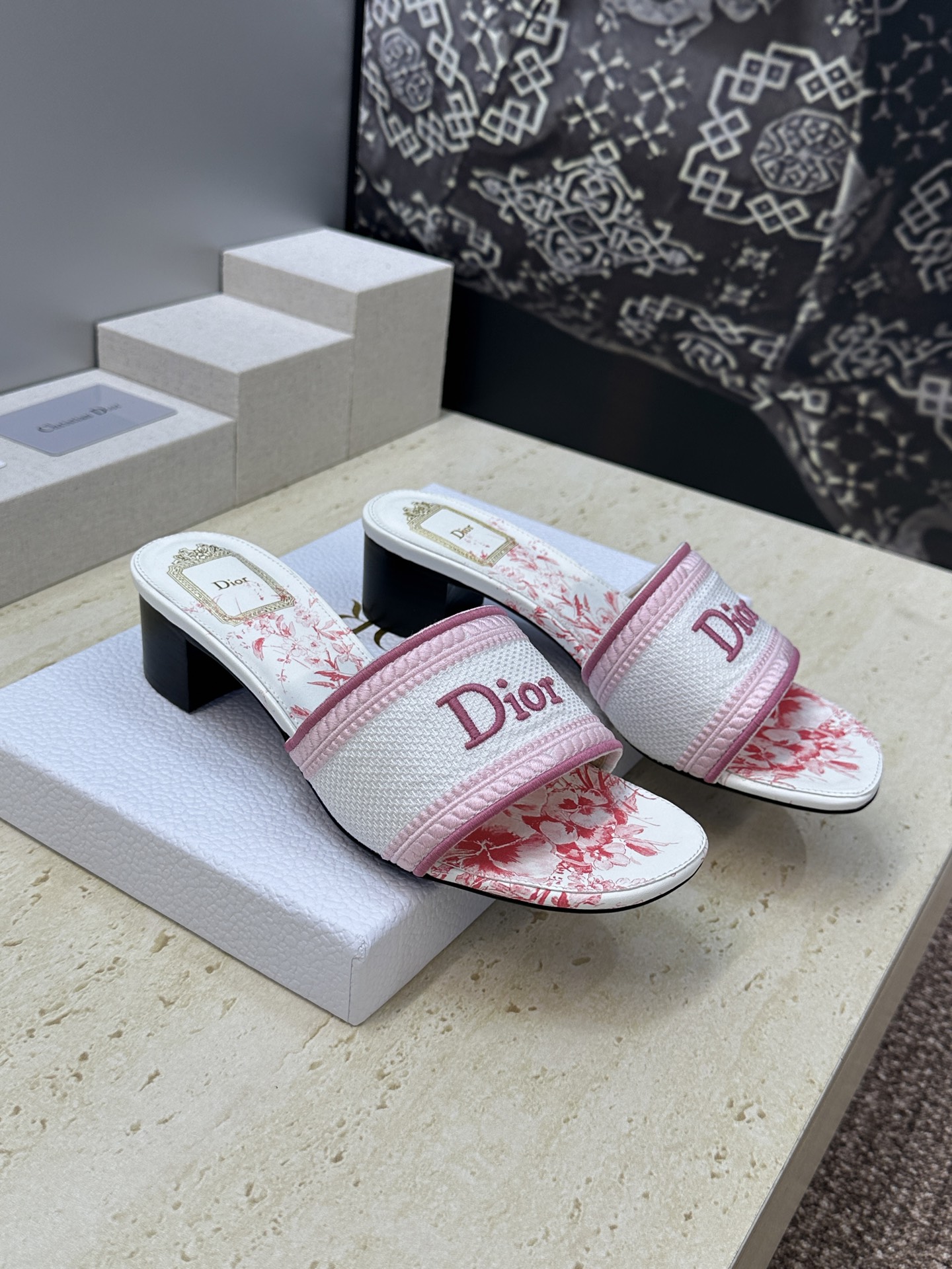 粗跟迪奥 Dior 春夏新款 DWAY 一字拖女鞋 CD字母logo立体刺绣平底凉鞋 圆头粗跟果冻色露跟