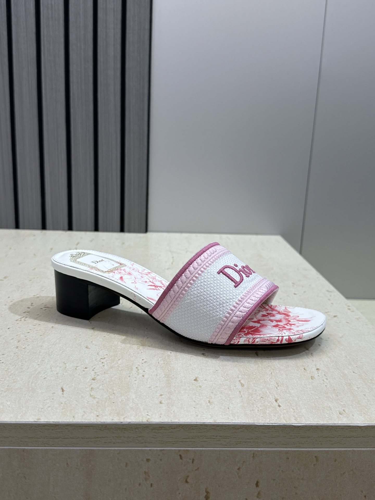 粗跟迪奥 Dior 春夏新款 DWAY 一字拖女鞋 CD字母logo立体刺绣平底凉鞋 圆头粗跟果冻色露跟