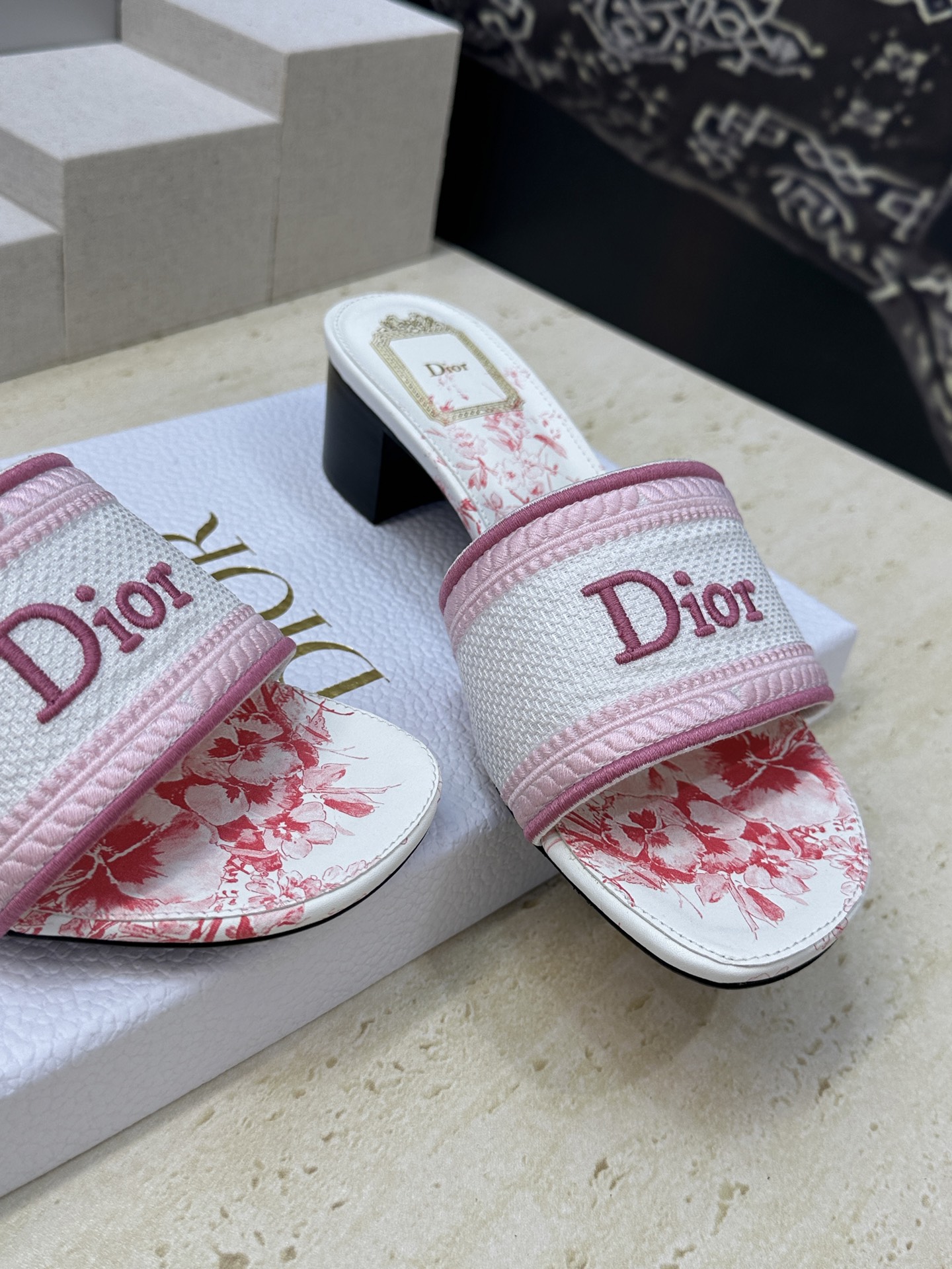 粗跟迪奥 Dior 春夏新款 DWAY 一字拖女鞋 CD字母logo立体刺绣平底凉鞋 圆头粗跟果冻色露跟