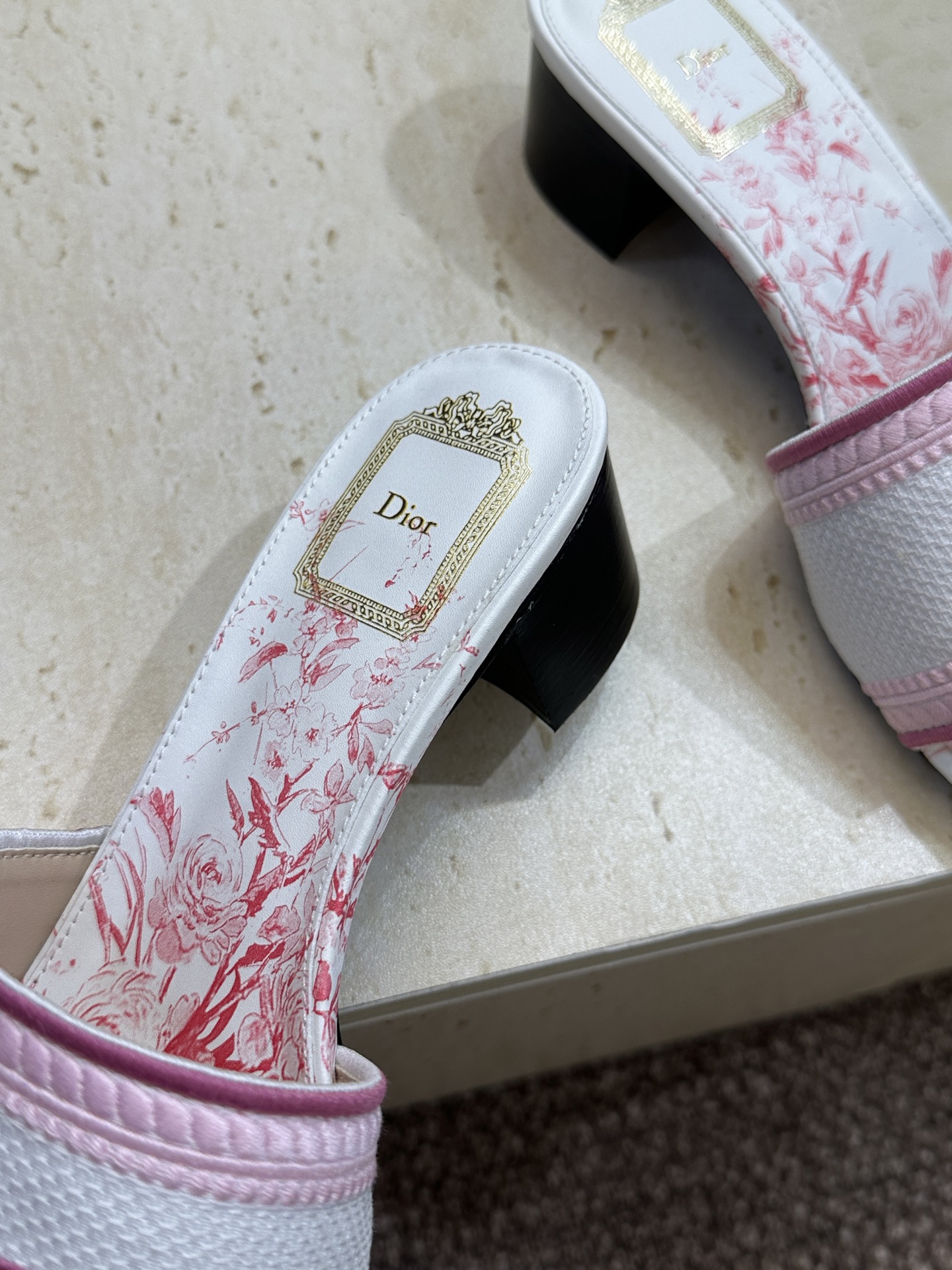 粗跟迪奥 Dior 春夏新款 DWAY 一字拖女鞋 CD字母logo立体刺绣平底凉鞋 圆头粗跟果冻色露跟