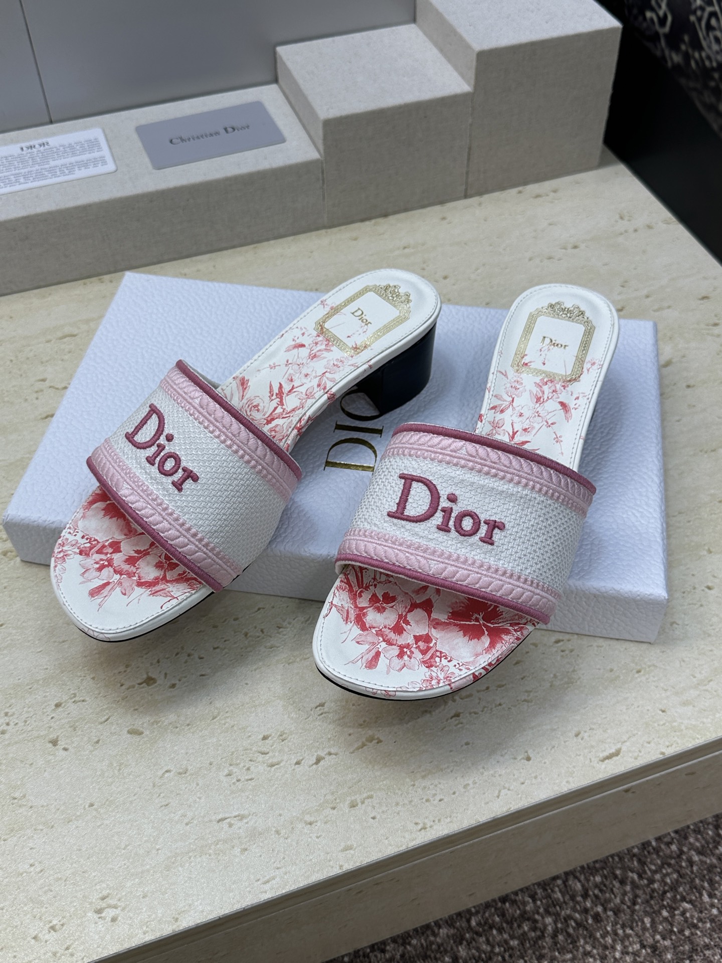 粗跟迪奥 Dior 春夏新款 DWAY 一字拖女鞋 CD字母logo立体刺绣平底凉鞋 圆头粗跟果冻色露跟