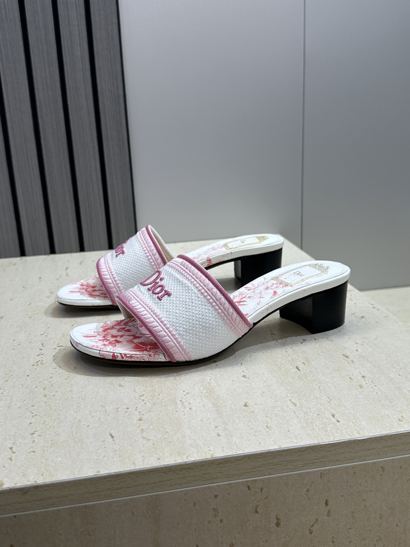 粗跟迪奥 Dior 春夏新款 DWAY 一字拖女鞋 CD字母logo立体刺绣平底凉鞋 圆头粗跟果冻色露跟