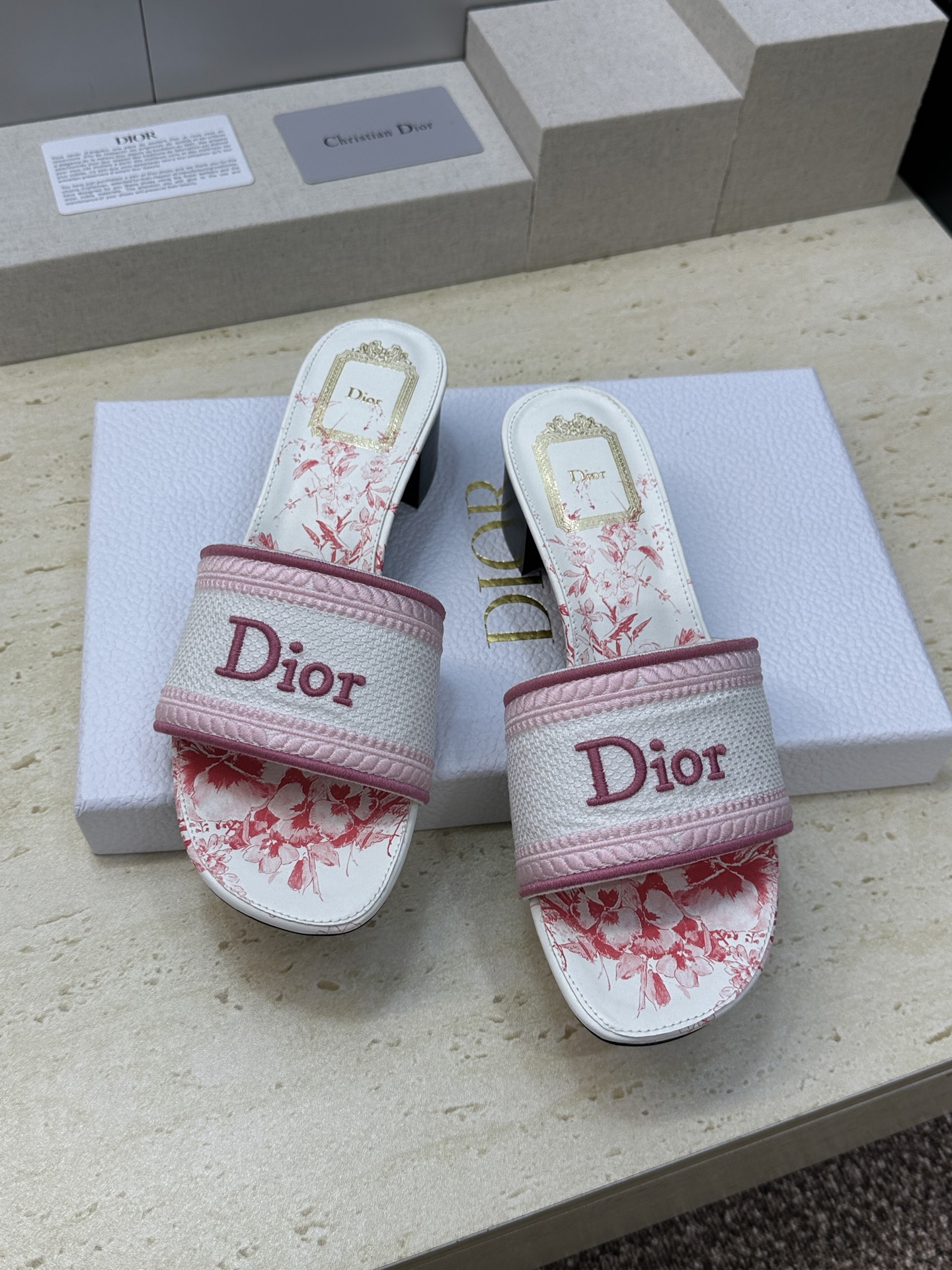 粗跟迪奥 Dior 春夏新款 DWAY 一字拖女鞋 CD字母logo立体刺绣平底凉鞋 圆头粗跟果冻色露跟