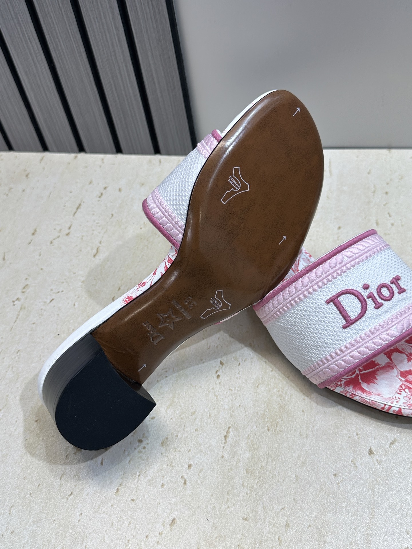 粗跟迪奥 Dior 春夏新款 DWAY 一字拖女鞋 CD字母logo立体刺绣平底凉鞋 圆头粗跟果冻色露跟