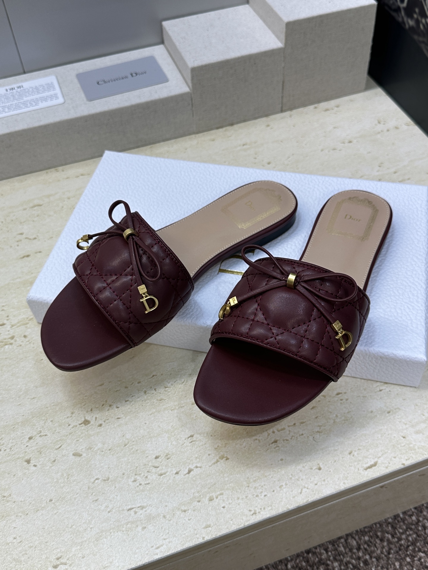 平底/迪奥 Dior 2026早春新款 Cannage藤格纹电绣粗跟一字拖女鞋 CD字母logo五金扣平