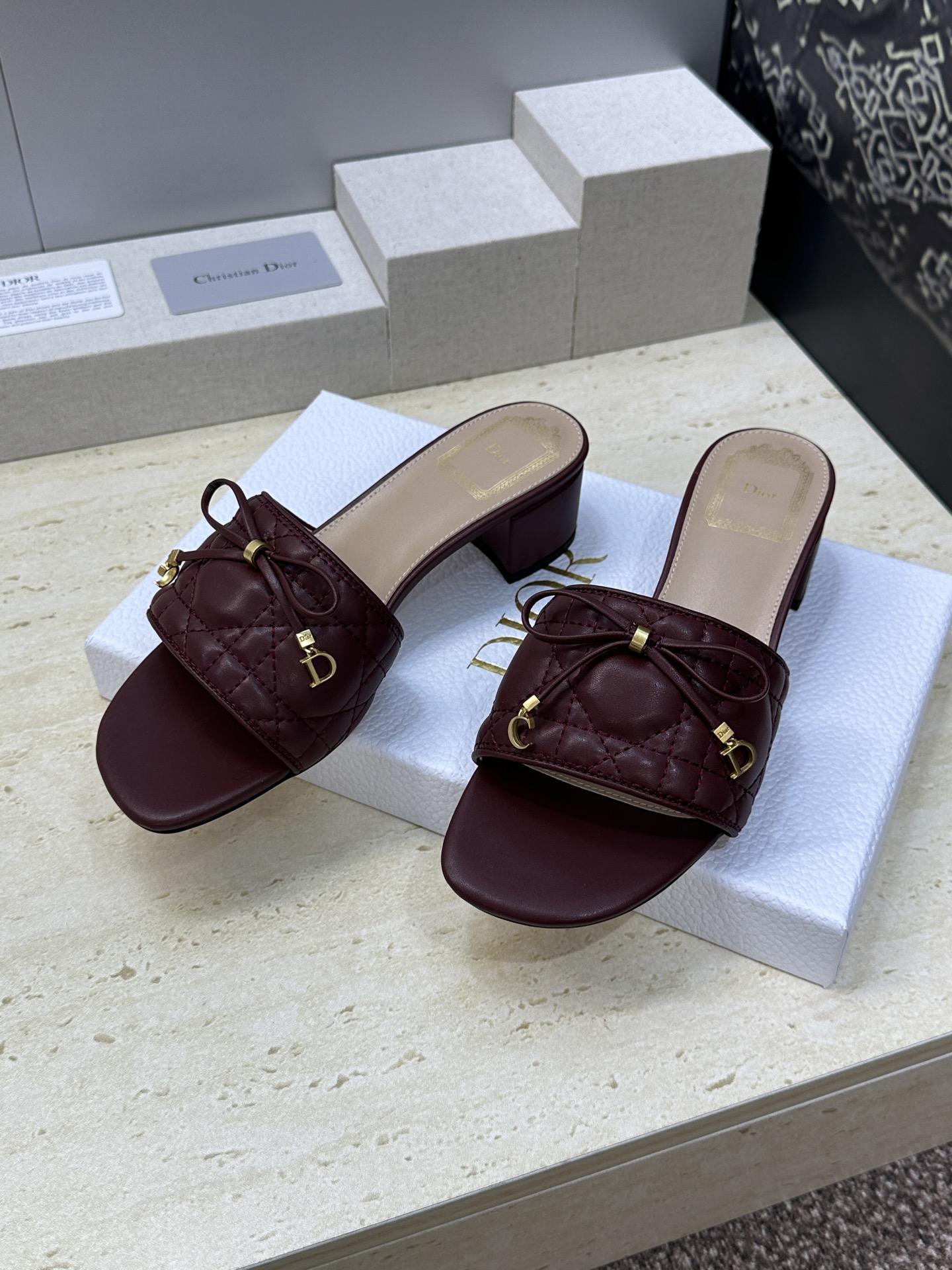 粗跟迪奥 Dior 2026早春新款 Cannage藤格纹电绣粗跟一字拖女鞋 CD字母logo五金扣平底