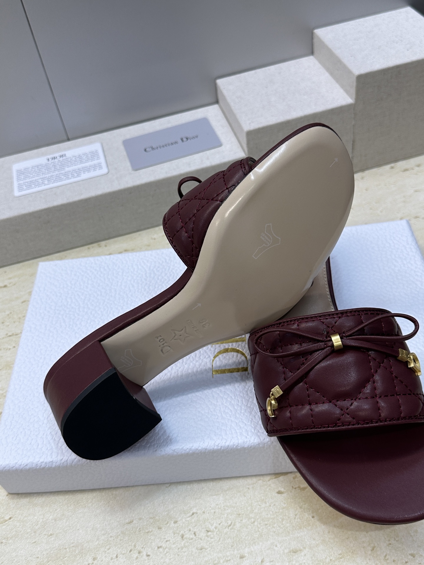 粗跟迪奥 Dior 2026早春新款 Cannage藤格纹电绣粗跟一字拖女鞋 CD字母logo五金扣平底
