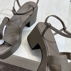 (配全套飞机盒)莞产 代购级 爱马仕 Hermes 2026春夏新款 Lola 拼色粗跟女鞋 H家字母 (配全套飞机盒)莞产 代购级 爱马仕 Hermes 2026春夏新款 Lola 拼色粗跟女鞋 H家字母
