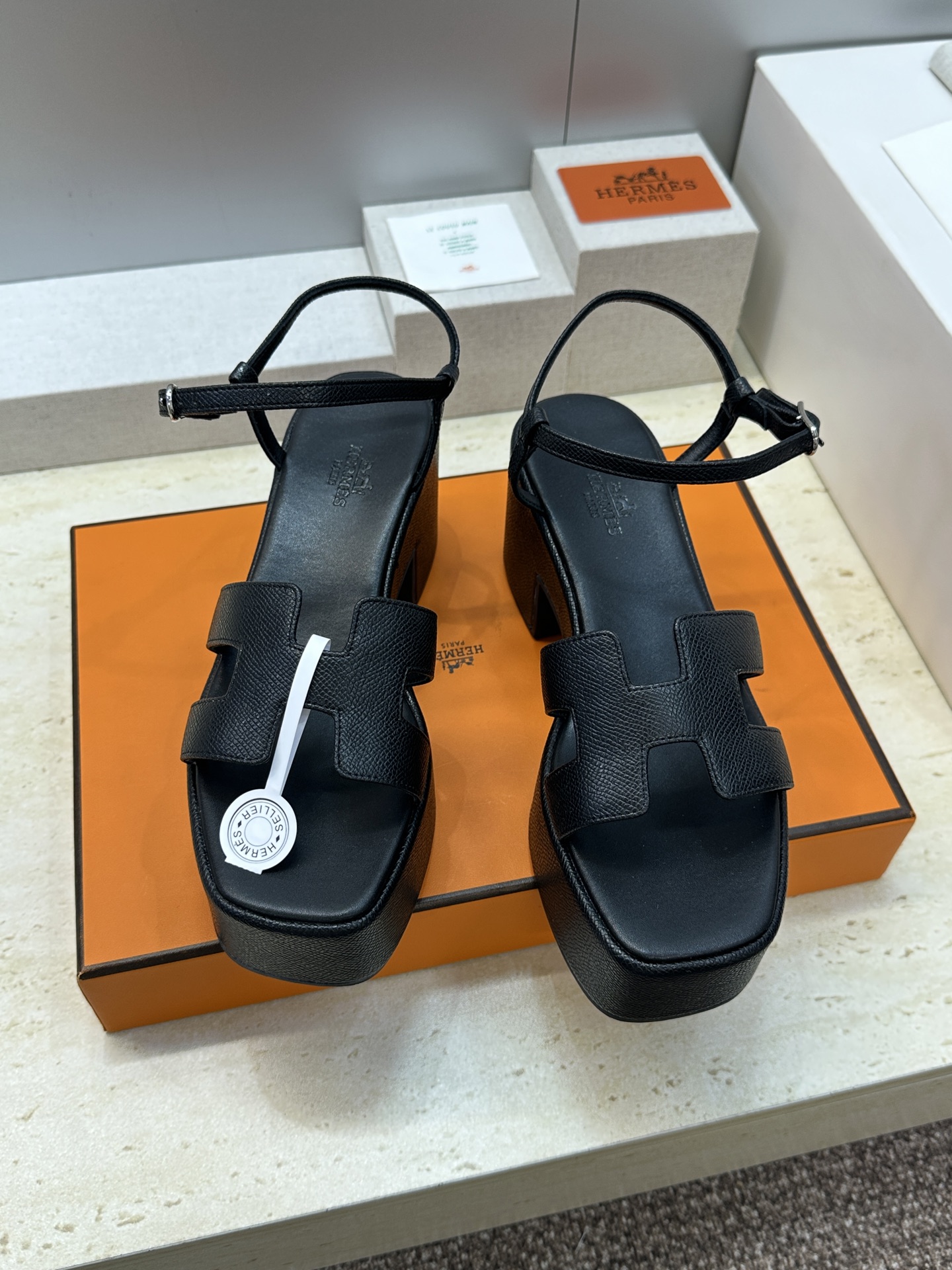 (配全套飞机盒)莞产 代购级 爱马仕 Hermes 2026春夏新款 Lola 拼色粗跟女鞋  H家字母
