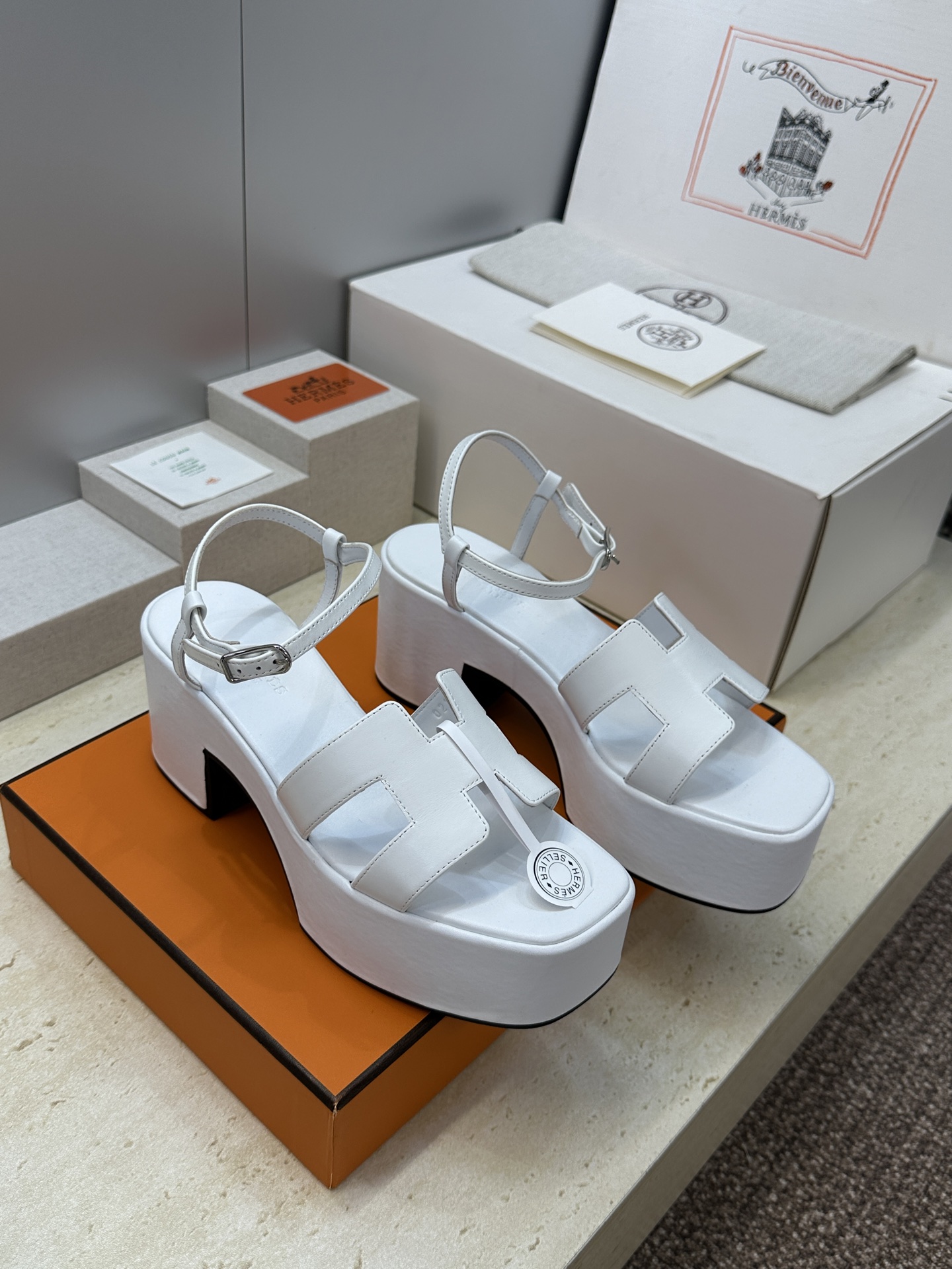 (配全套飞机盒)莞产 代购级 爱马仕 Hermes 2026春夏新款 Lola 拼色粗跟女鞋  H家字母